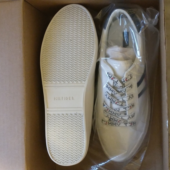 Tommy Hilfiger Fantim Canvas Lace Up Sneakers White Women’s Size 9.5 NWOT - Picture 2 of 3